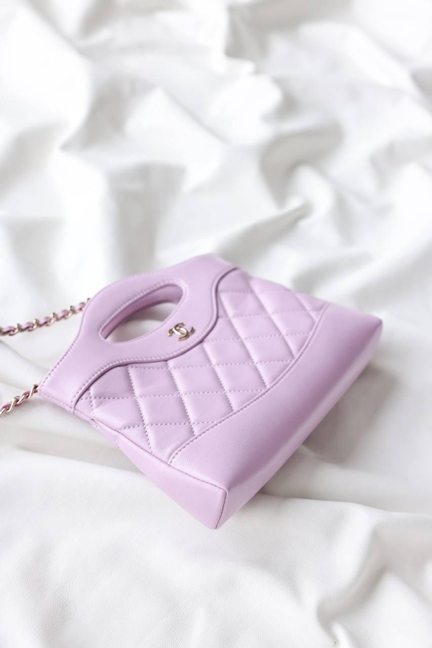 Chanel 24C 31 Mini Alışveriş Çantası Zincirli El Çantası Parlak Kuzu Derisi ve Altın Tonlarında Metal AS3656 Lila - Glimmer of Luxury