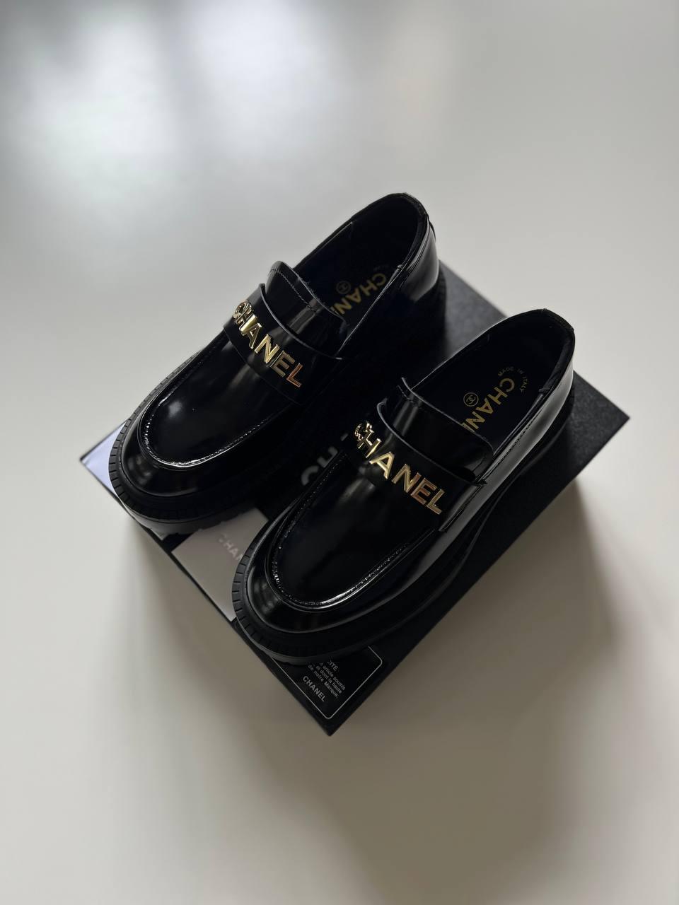 Chanel Parlak Dana Derisi Logolu Loafer'lar - Glimmer of Luxury