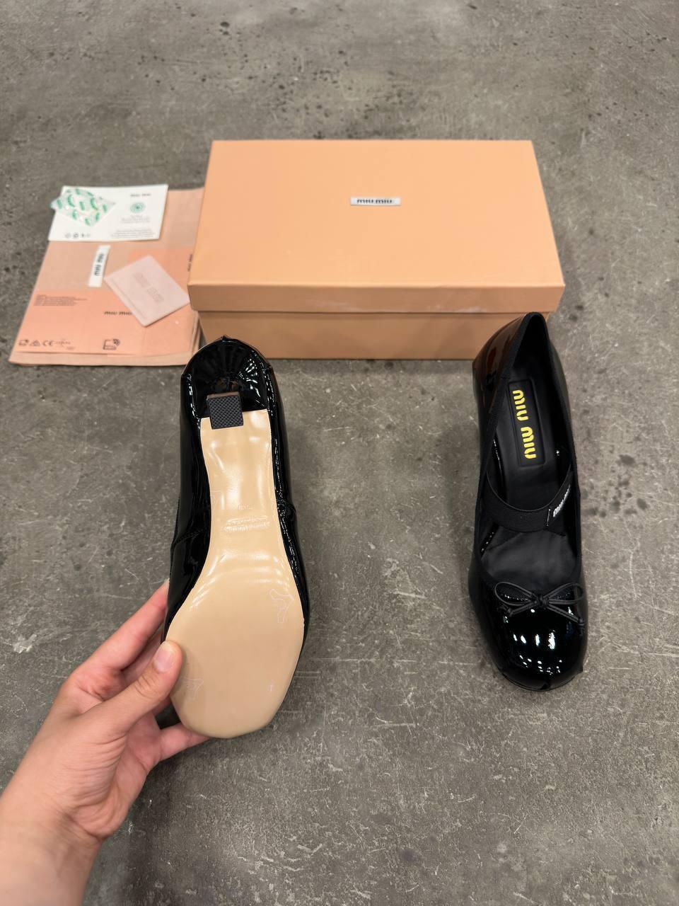 Miu Miu Siyah Yuvarlak Topuklu Ayakakbılar - Glimmer of Luxury