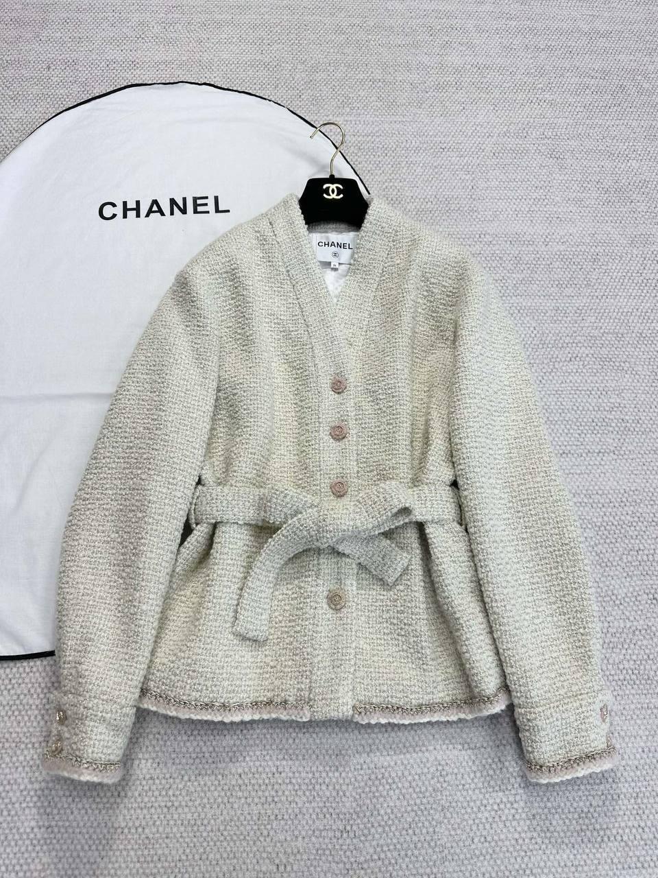 Chanel 2025 Kış 24K, NWT Kaşmir Tüvit Ekru Ceket Blazer W/ Kemerli, MSRP - Glimmer of Luxury