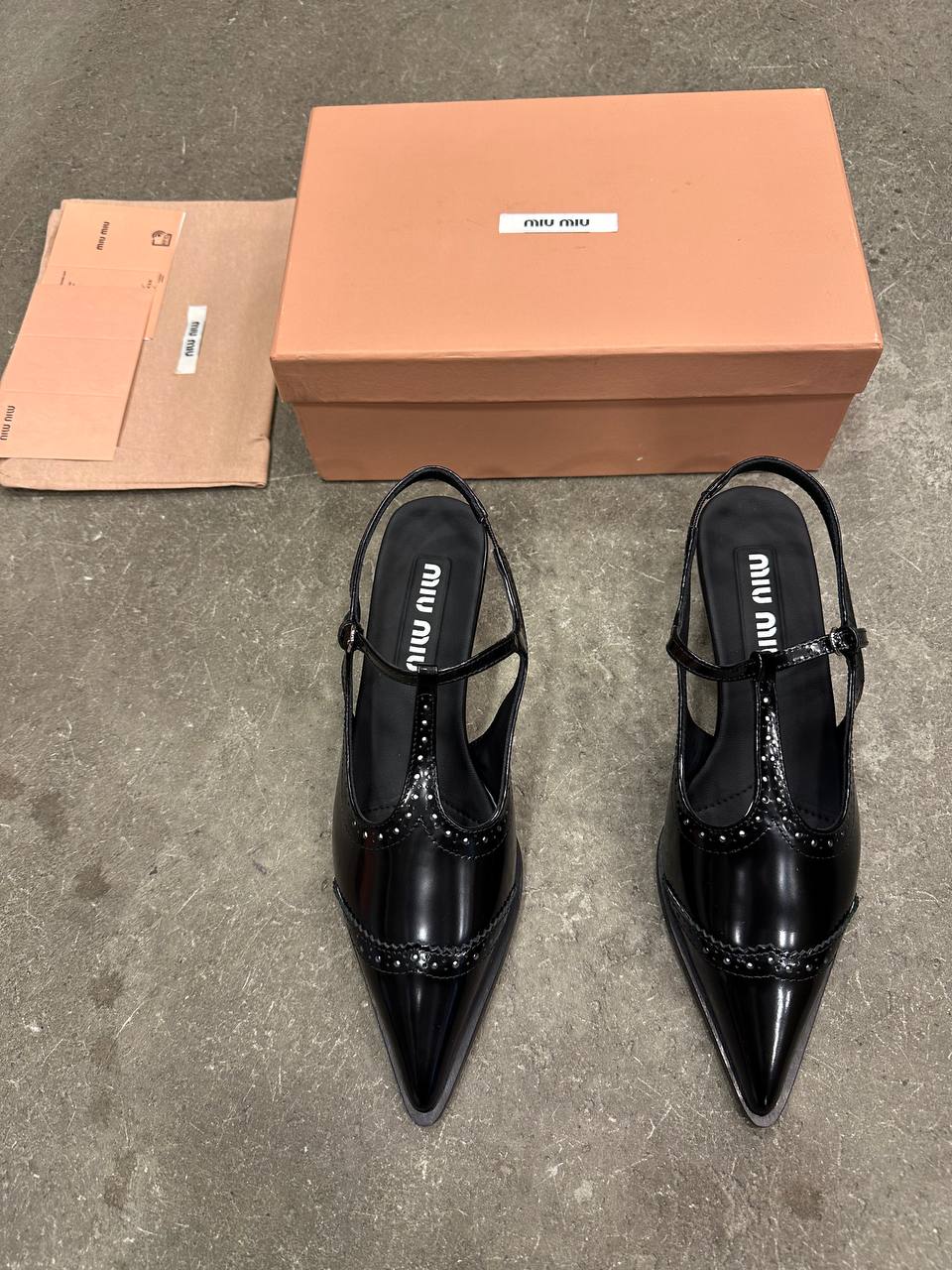 Miu Miu Fırçalanmış Deri Brogue Arkası Açık T Kayışlı Babetler - Glimmer of Luxury