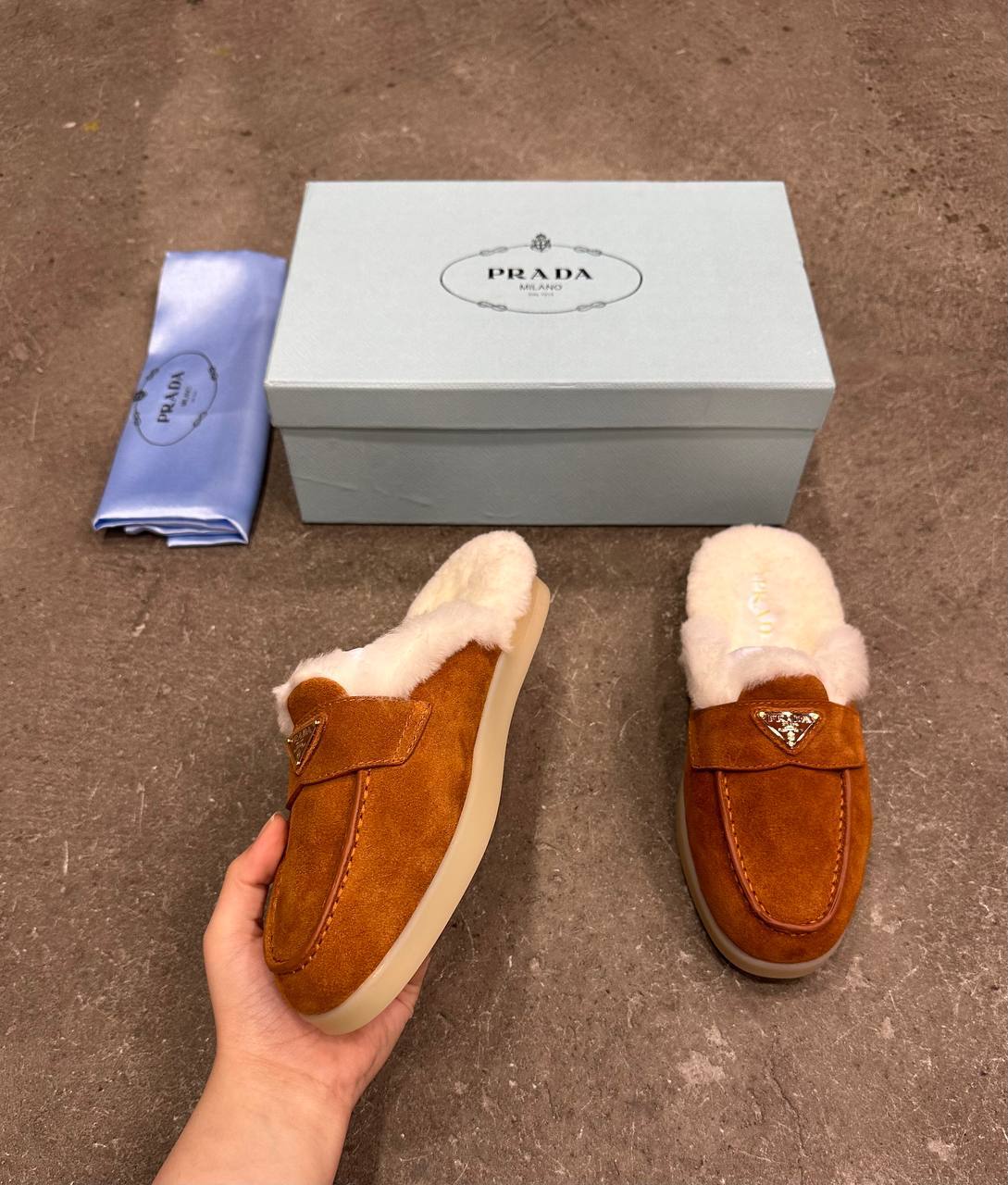 Prada Süet ve Kürklü Terlikler - Glimmer of Luxury