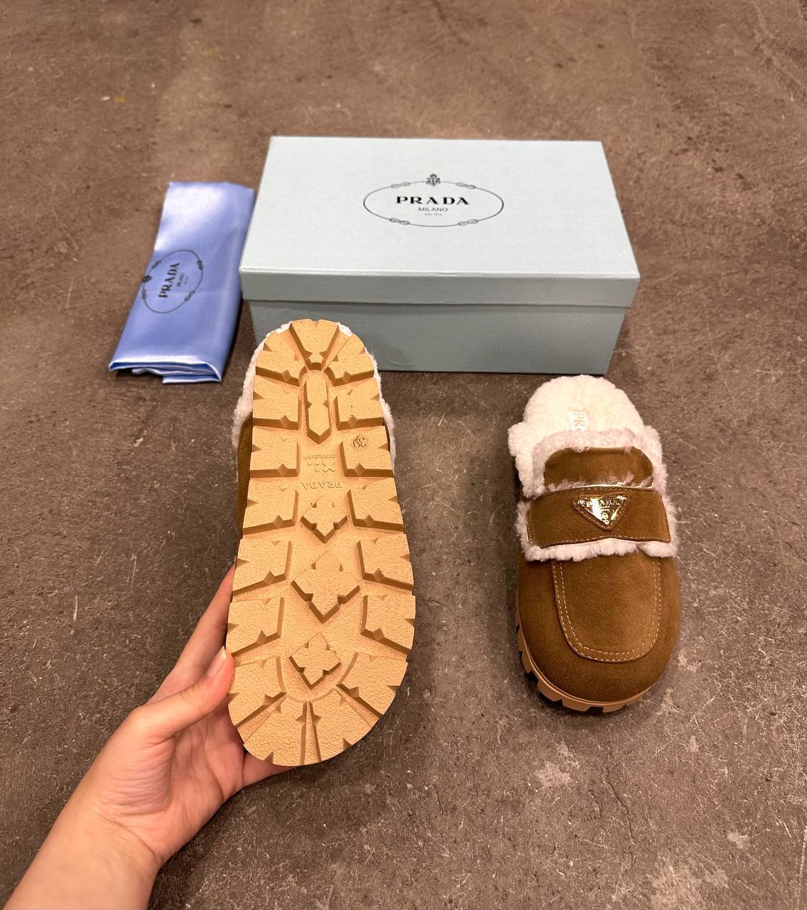 Prada Süet ve Kürklü Terlikler - Glimmer of Luxury