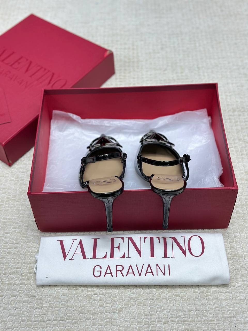 حذاء فالنتينو Vlogo بإبزيم جلدي لامع بارتفاع 80 مم