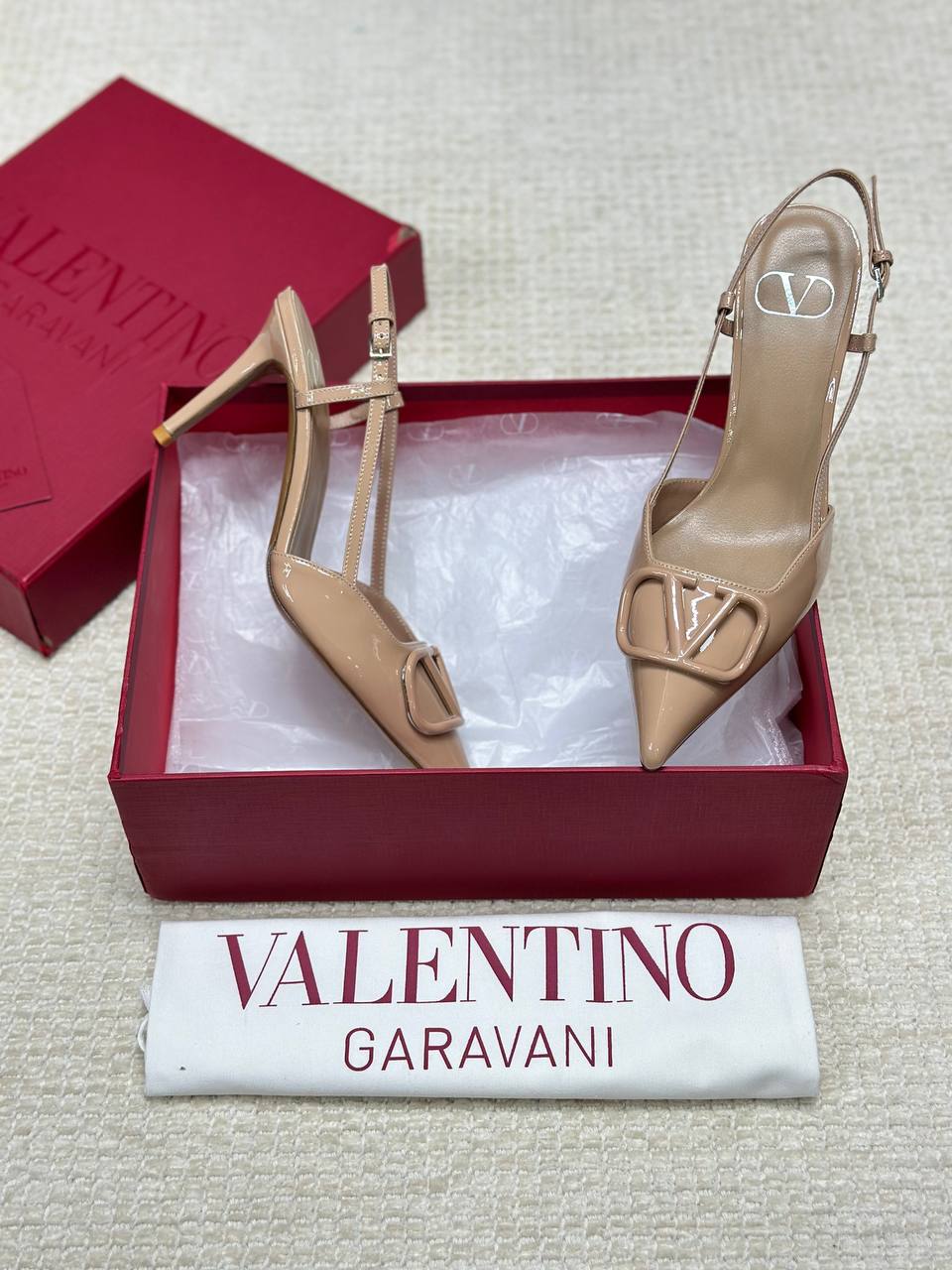 حذاء فالنتينو Vlogo بإبزيم جلدي لامع بارتفاع 80 مم