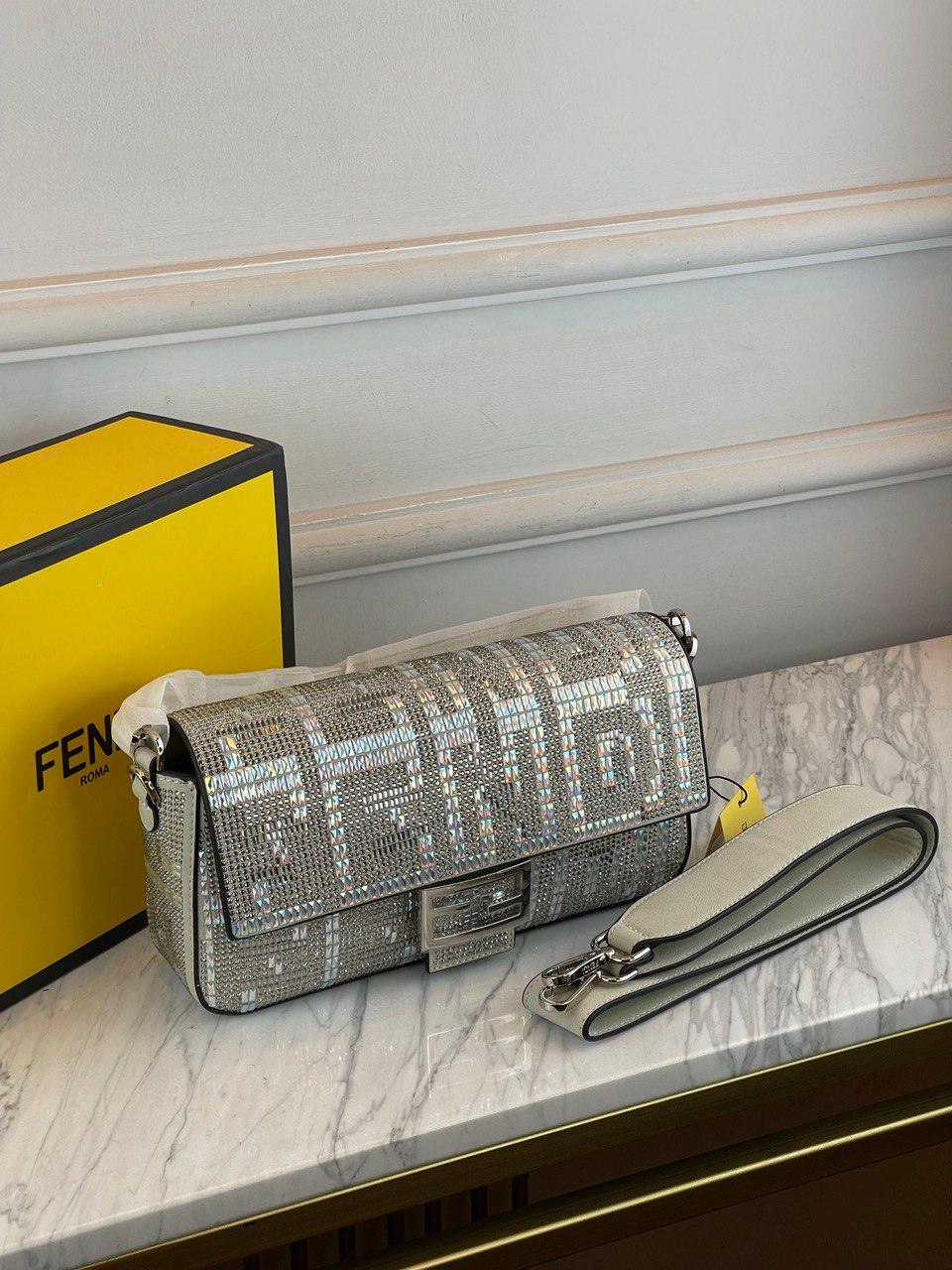 Fendi Baget Kristal FF motifli Gümüş Deri Çanta - Glimmer of Luxury