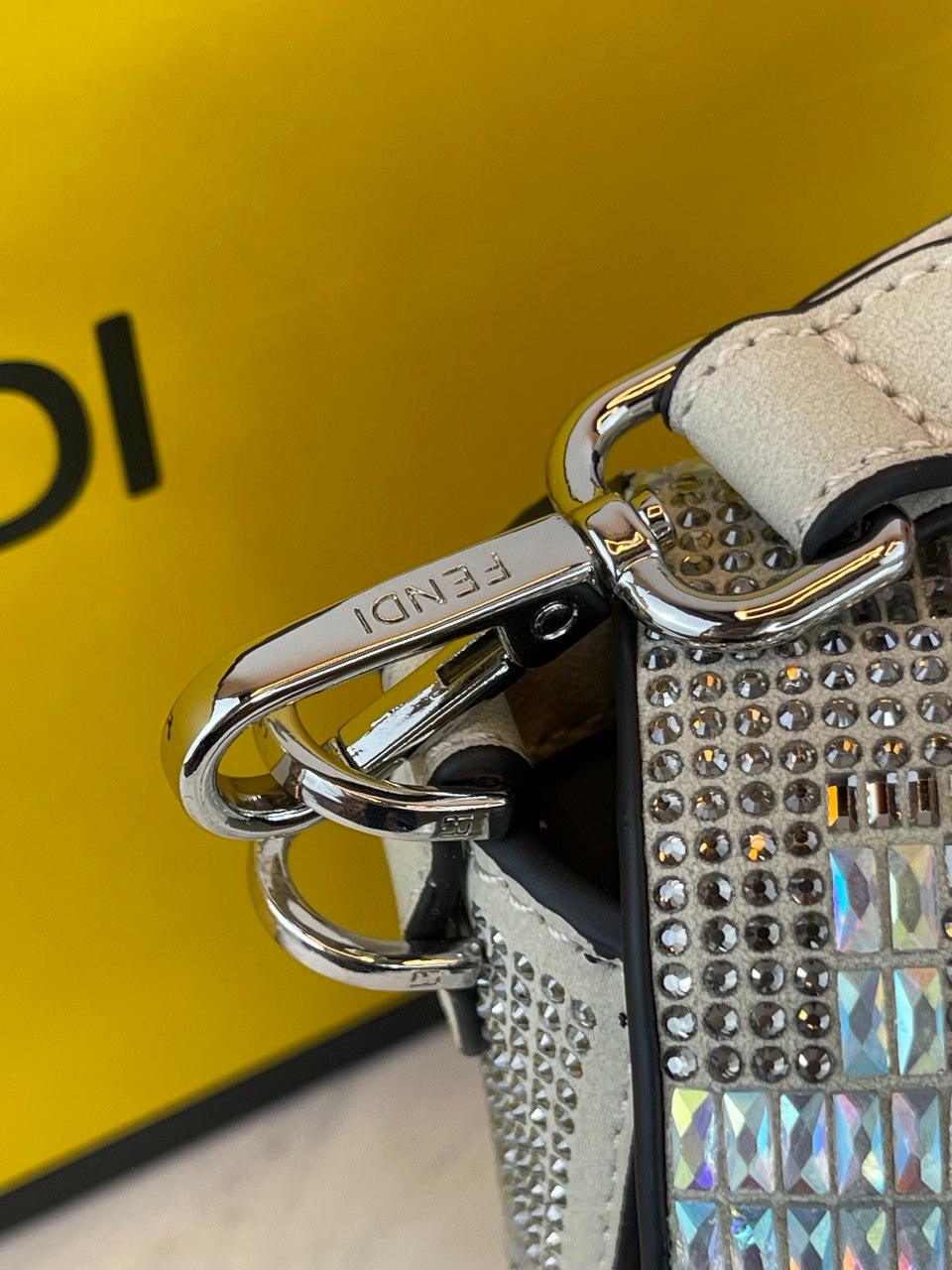 Fendi Baget Kristal FF motifli Gümüş Deri Çanta - Glimmer of Luxury