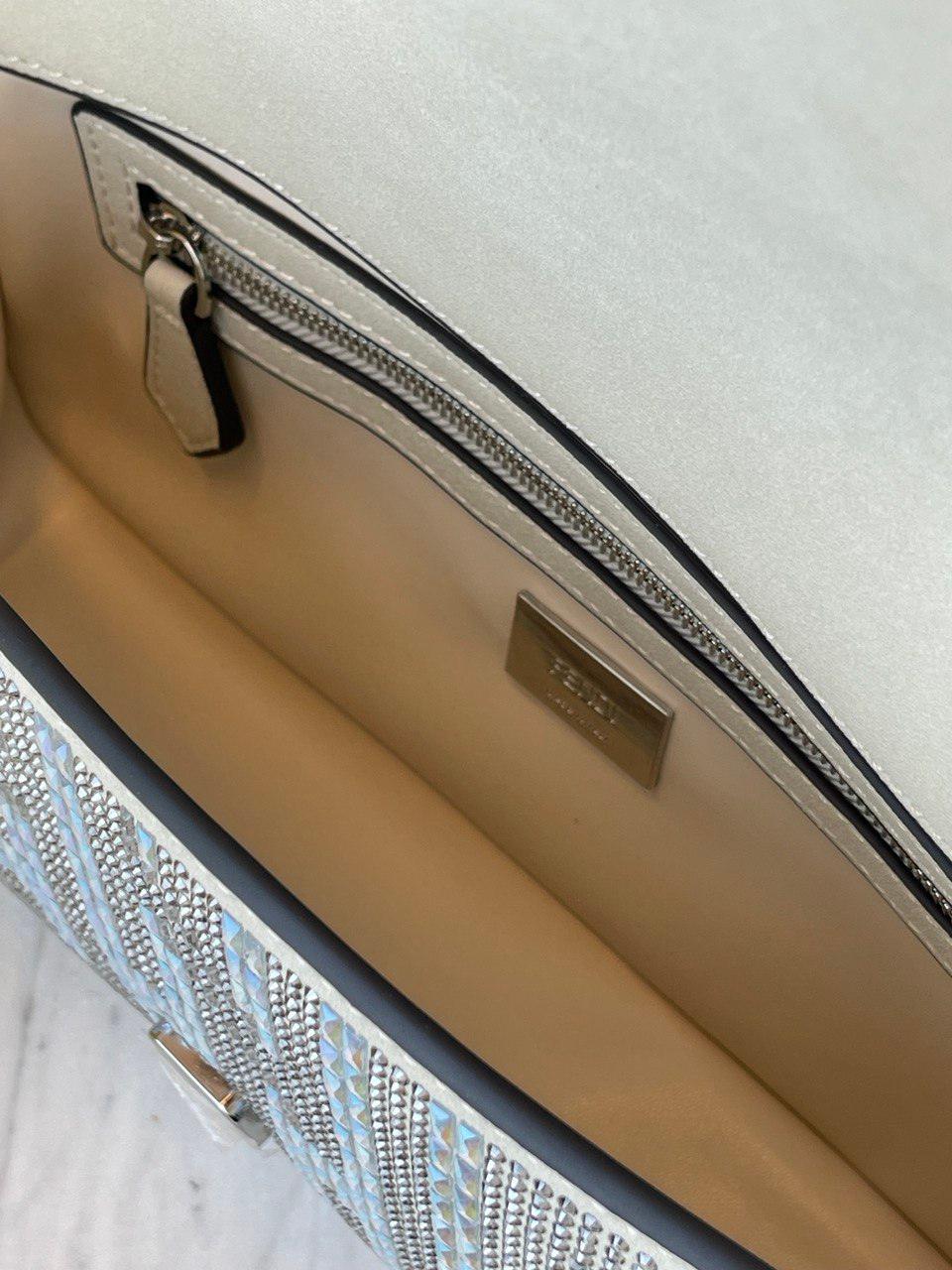 Fendi Baget Kristal FF motifli Gümüş Deri Çanta - Glimmer of Luxury