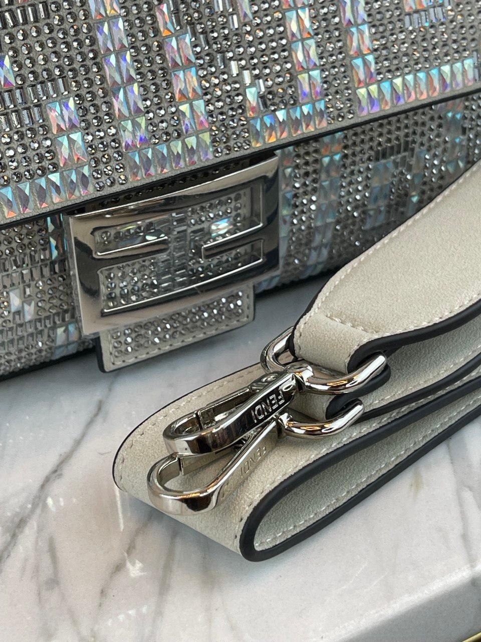 Fendi Baget Kristal FF motifli Gümüş Deri Çanta - Glimmer of Luxury