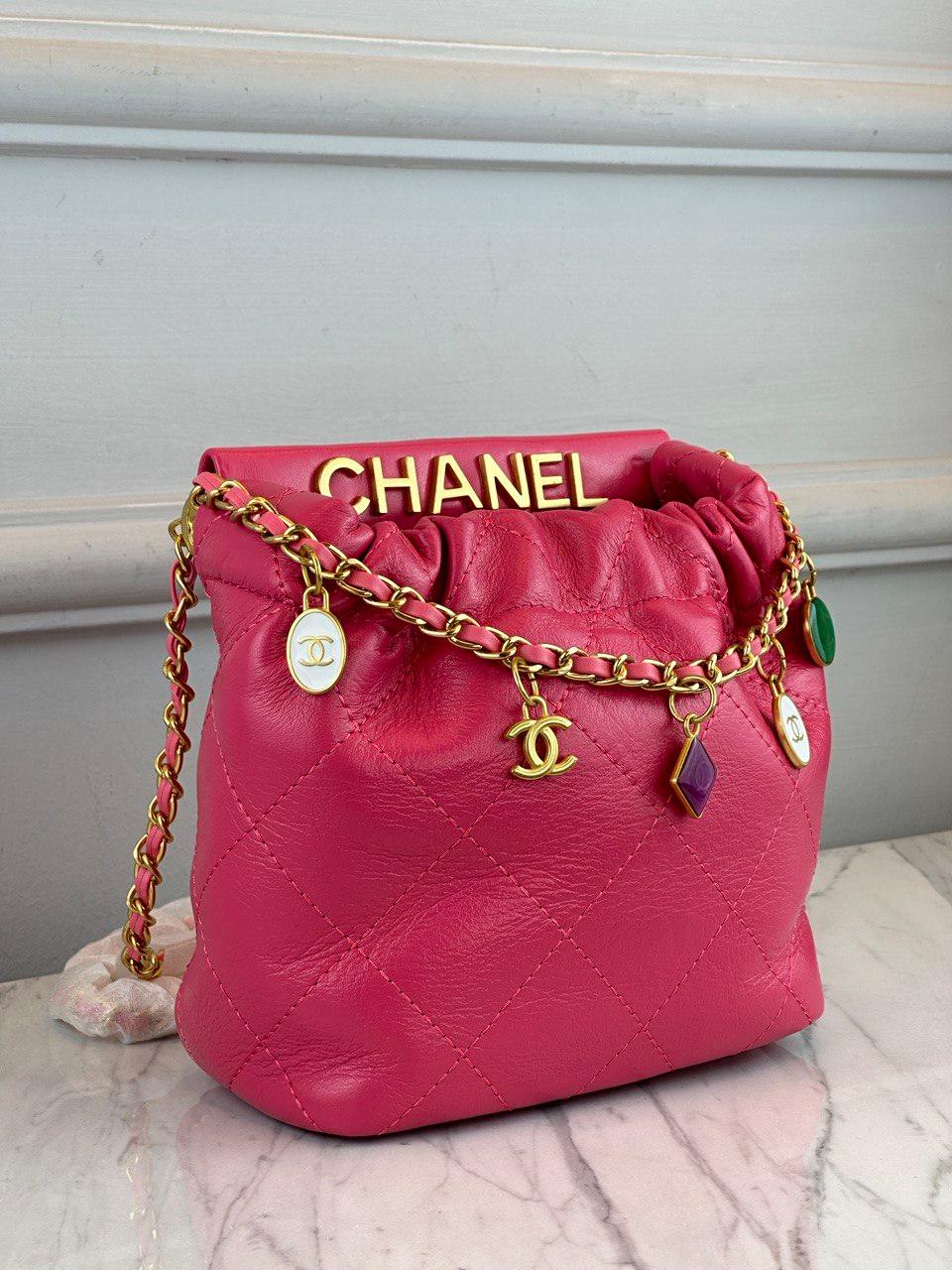 Chanel Pembe Dana Derisi Küçük Kova Çantası Takılar İle - Glimmer of Luxury