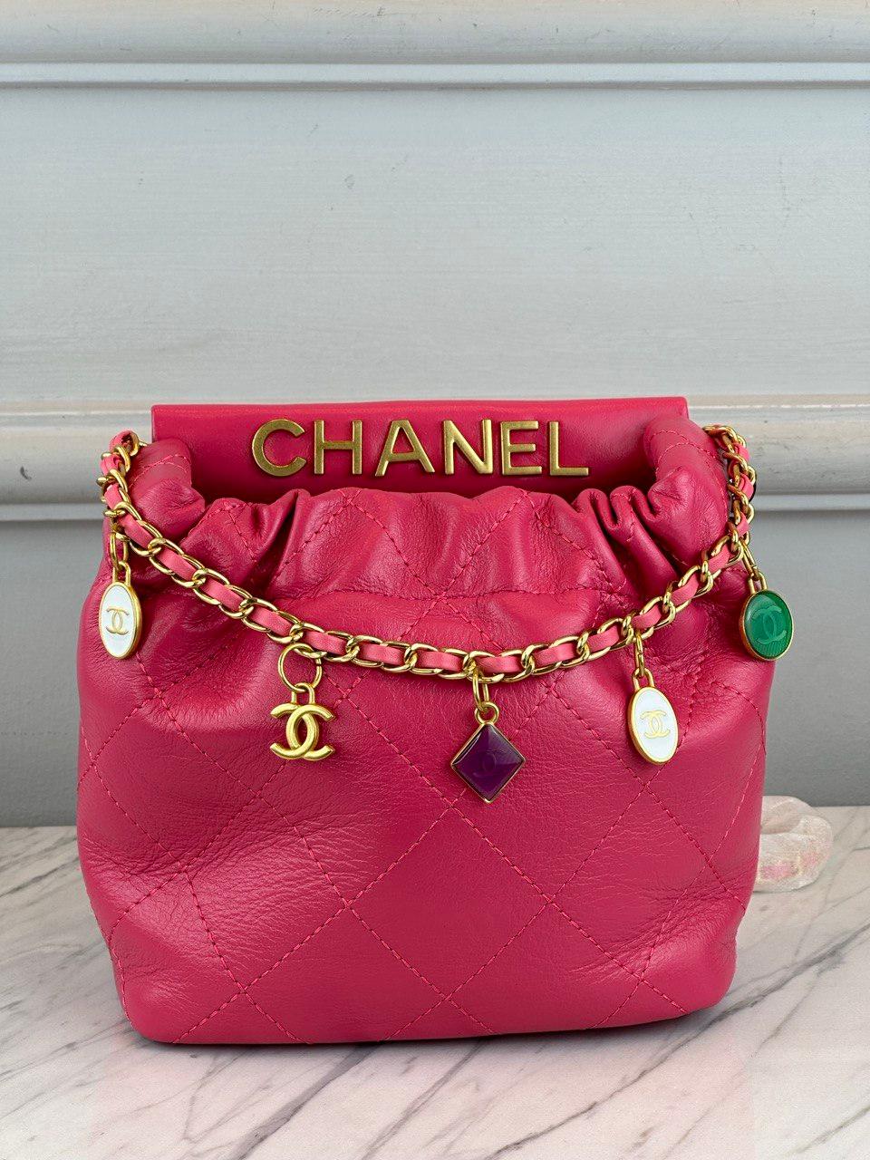 Chanel Pembe Dana Derisi Küçük Kova Çantası Takılar İle - Glimmer of Luxury