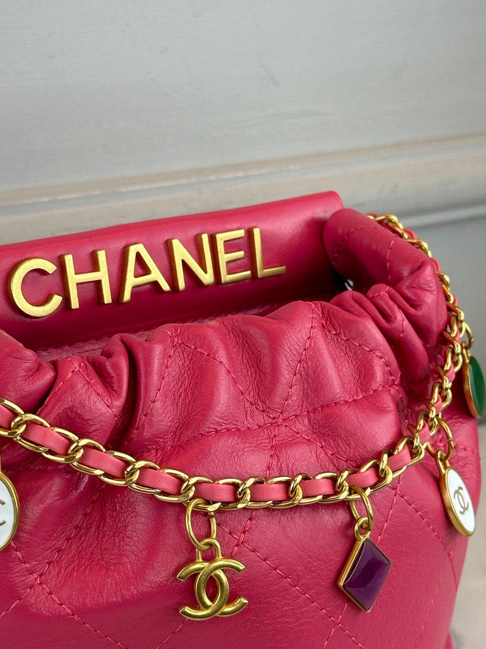 Chanel Pembe Dana Derisi Küçük Kova Çantası Takılar İle - Glimmer of Luxury