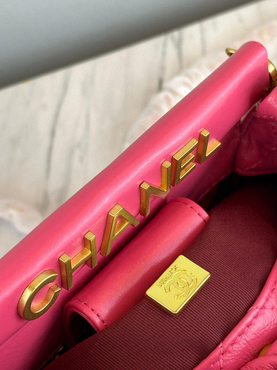 Chanel Pembe Dana Derisi Küçük Kova Çantası Takılar İle - Glimmer of Luxury