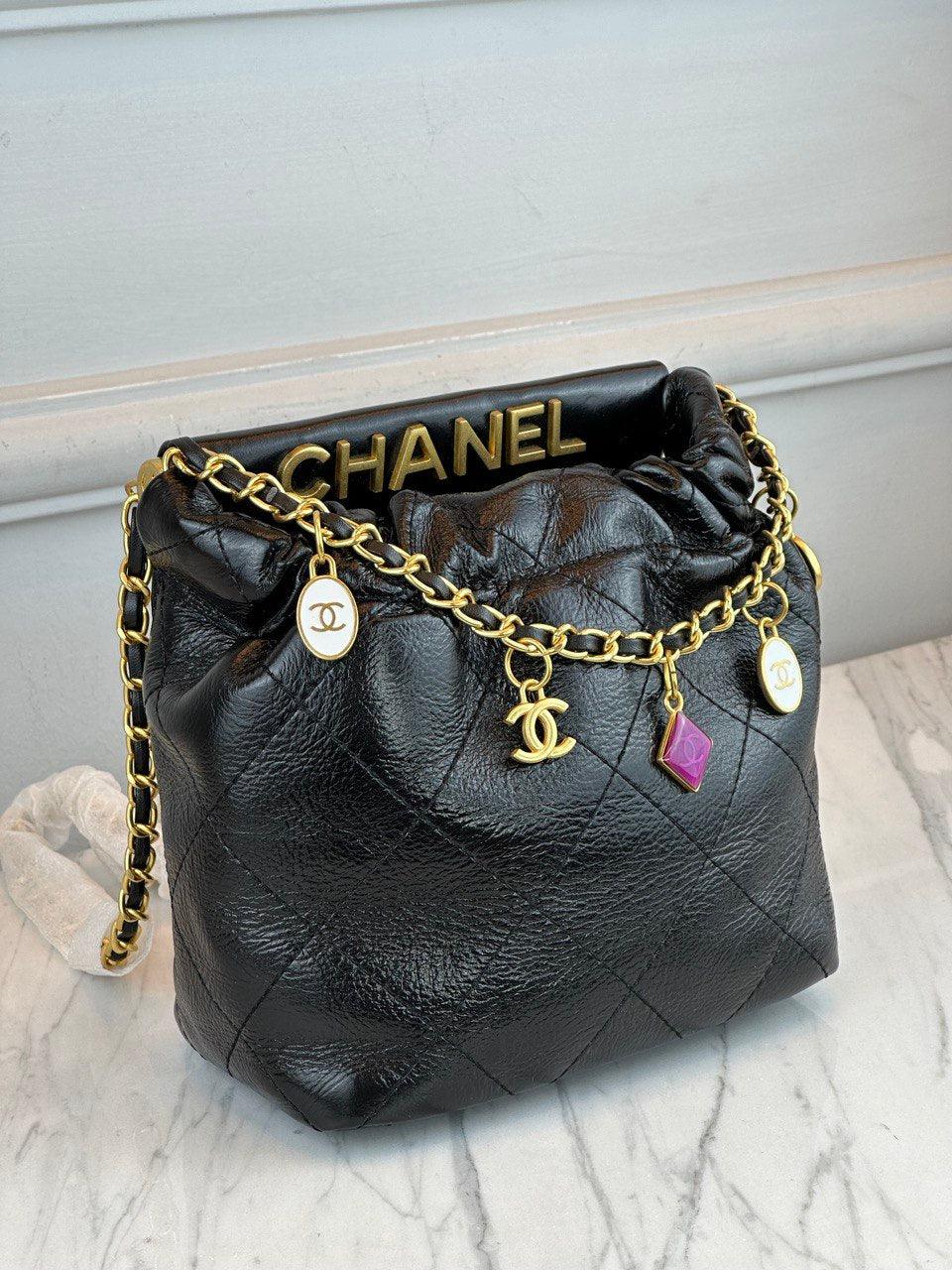 Chanel Siyah Dana Derisi Küçük Kova Çantası Takılar İle - Glimmer of Luxury