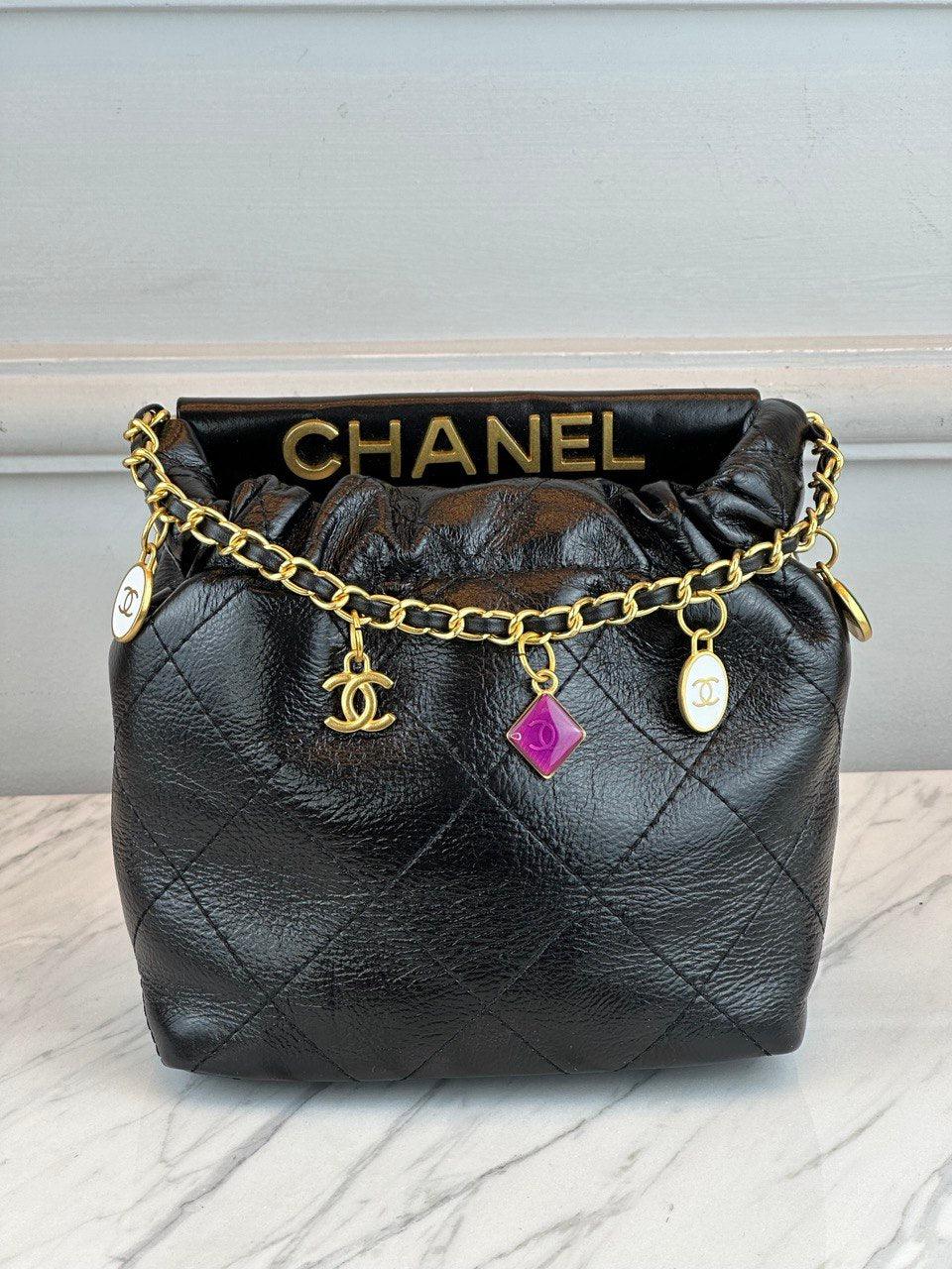 Chanel Siyah Dana Derisi Küçük Kova Çantası Takılar İle - Glimmer of Luxury
