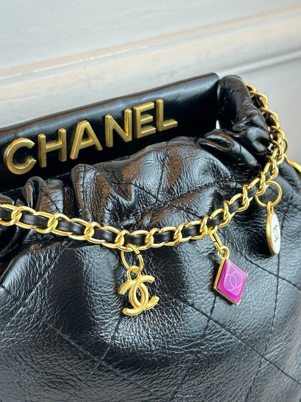 Chanel Siyah Dana Derisi Küçük Kova Çantası Takılar İle - Glimmer of Luxury