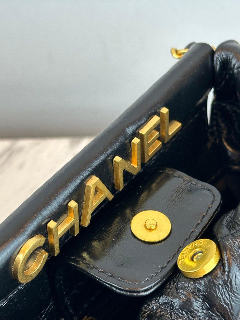 Chanel Siyah Dana Derisi Küçük Kova Çantası Takılar İle - Glimmer of Luxury