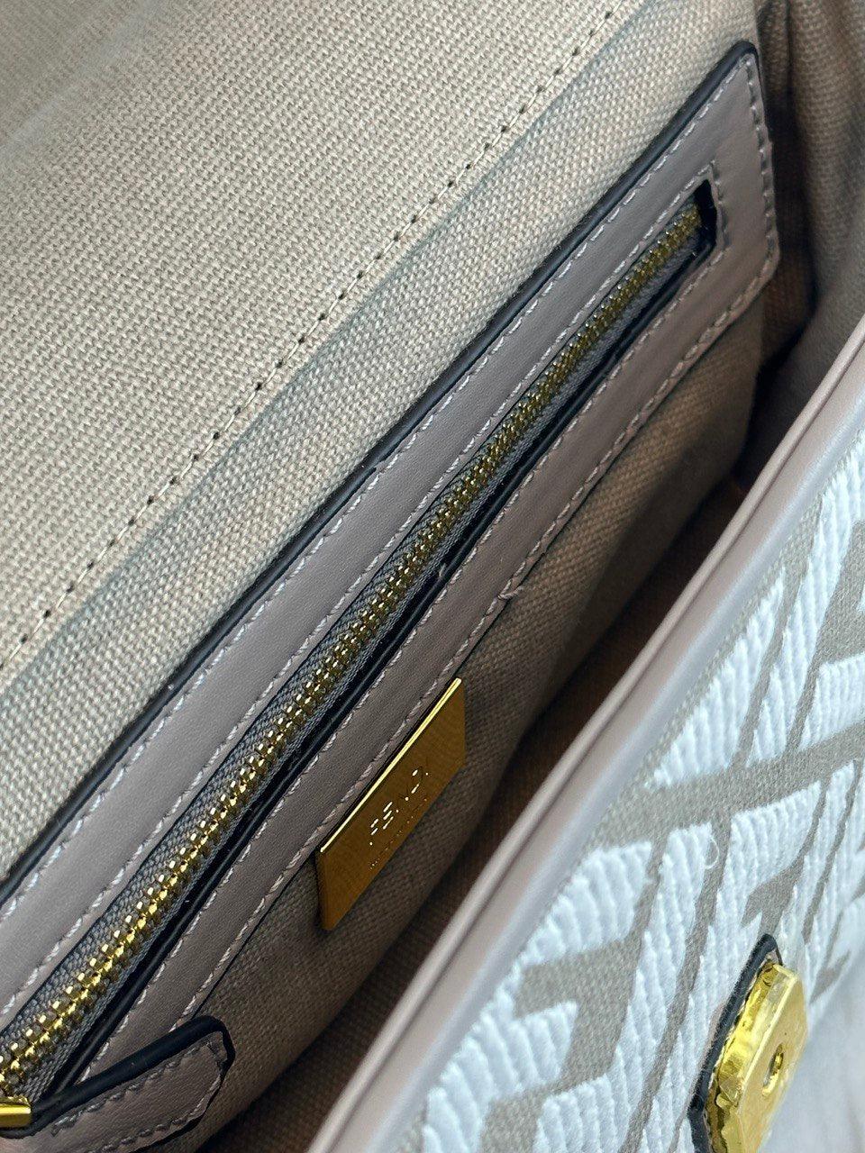 Fendi Baget Re-Edition Çanta Bej Kanvas - Glimmer of Luxury