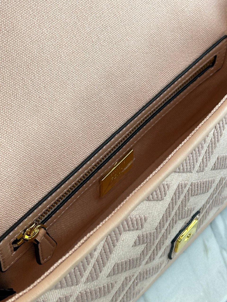 Fendi Baget Re-Edition Çanta Pembe Kanvas - Glimmer of Luxury