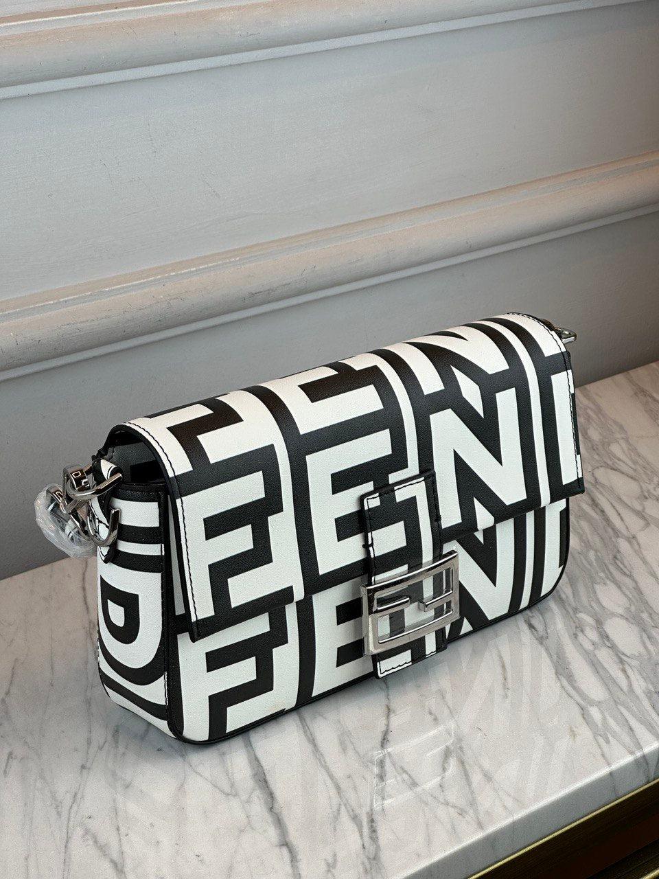 Fendi Ay Yeni Yılı Kapsülü İki Renkli Baget Deri Çanta - Glimmer of Luxury