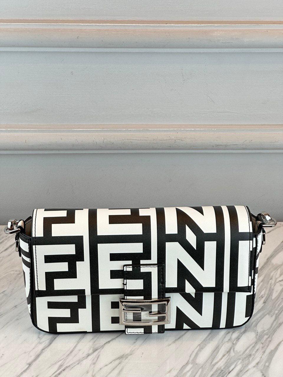 Fendi Ay Yeni Yılı Kapsülü İki Renkli Baget Deri Çanta - Glimmer of Luxury