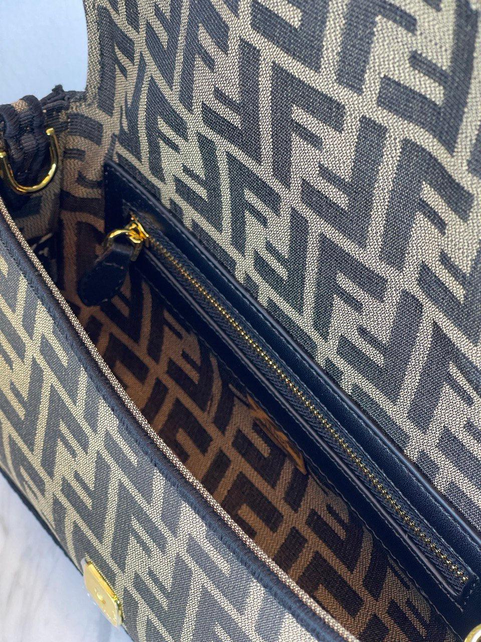 Fendi Baget Kahverengi FF Jakarlı Kumaş Çanta - Glimmer of Luxury