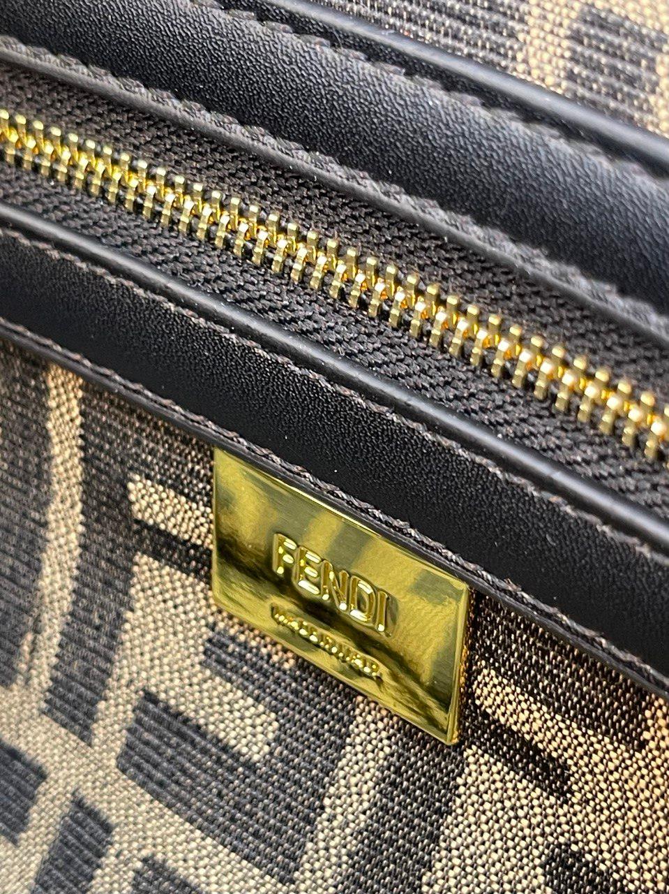 Fendi Baget Kahverengi FF Jakarlı Kumaş Çanta - Glimmer of Luxury