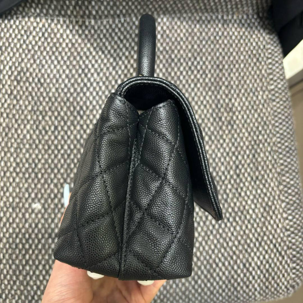 Chanel Küçük 24cm Coco Saplı Kapak Siyah Havyar LGHW - Glimmer of Luxury