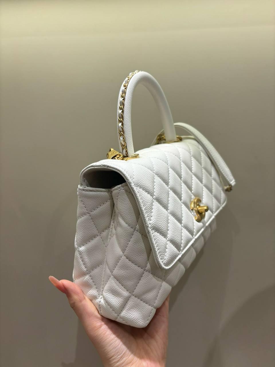 Chanel Küçük 24cm Coco Saplı Kapak Beyaz Havyar Deri Çanta - Glimmer of Luxury