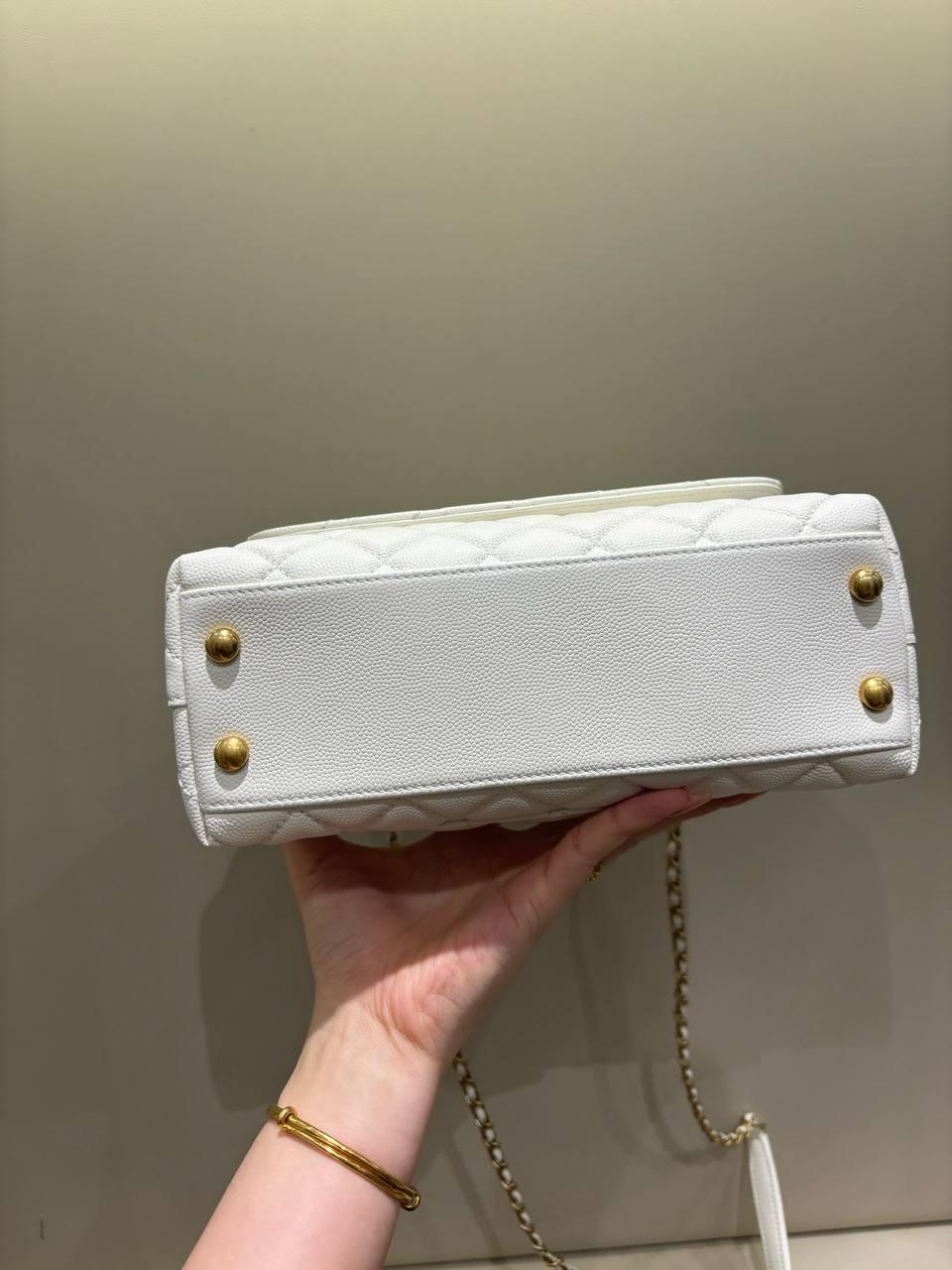 Chanel Küçük 24cm Coco Saplı Kapak Beyaz Havyar Deri Çanta - Glimmer of Luxury