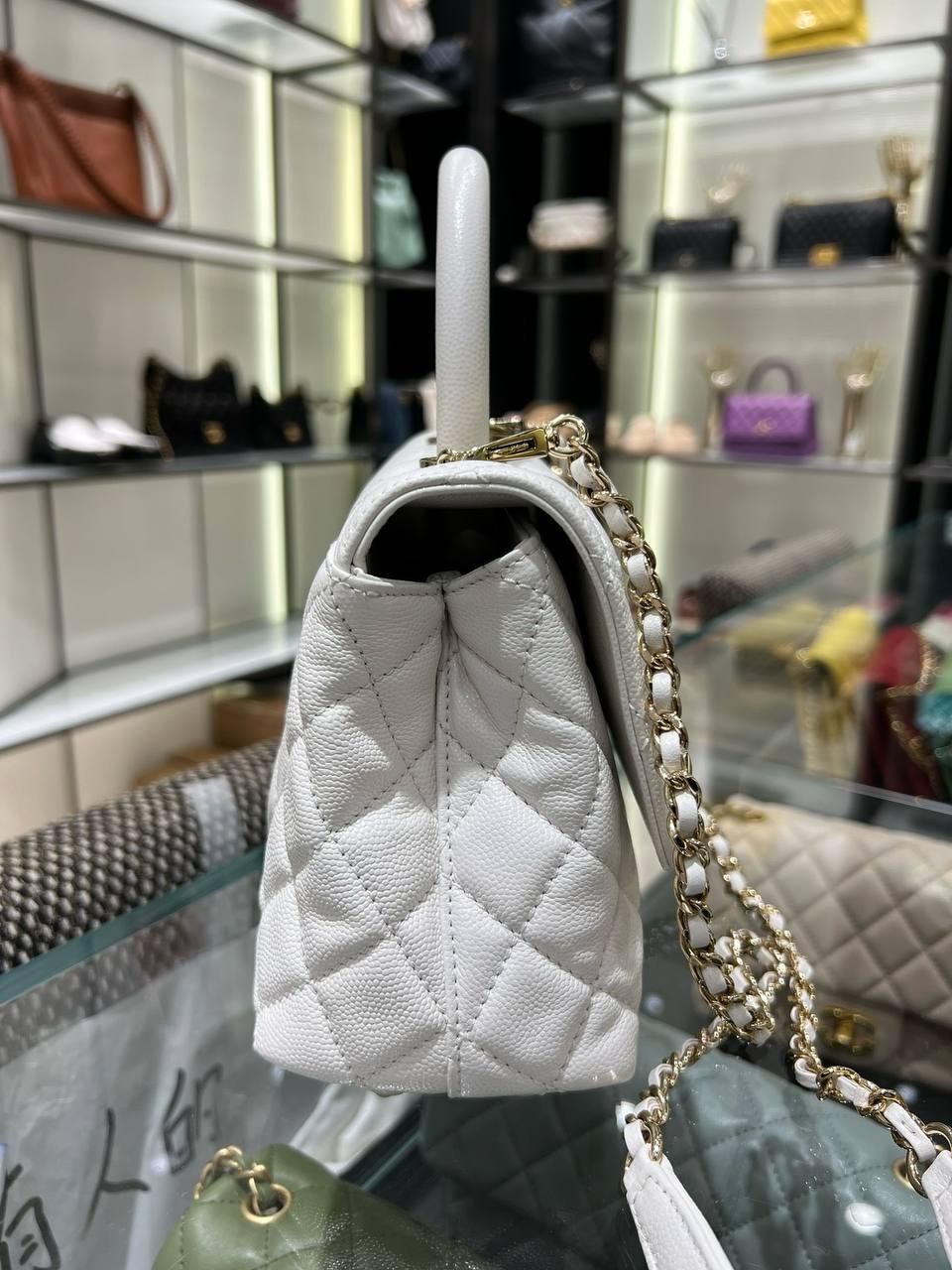 Chanel Küçük 24cm Coco Saplı Kapak Beyaz Havyar Deri Çanta - Glimmer of Luxury