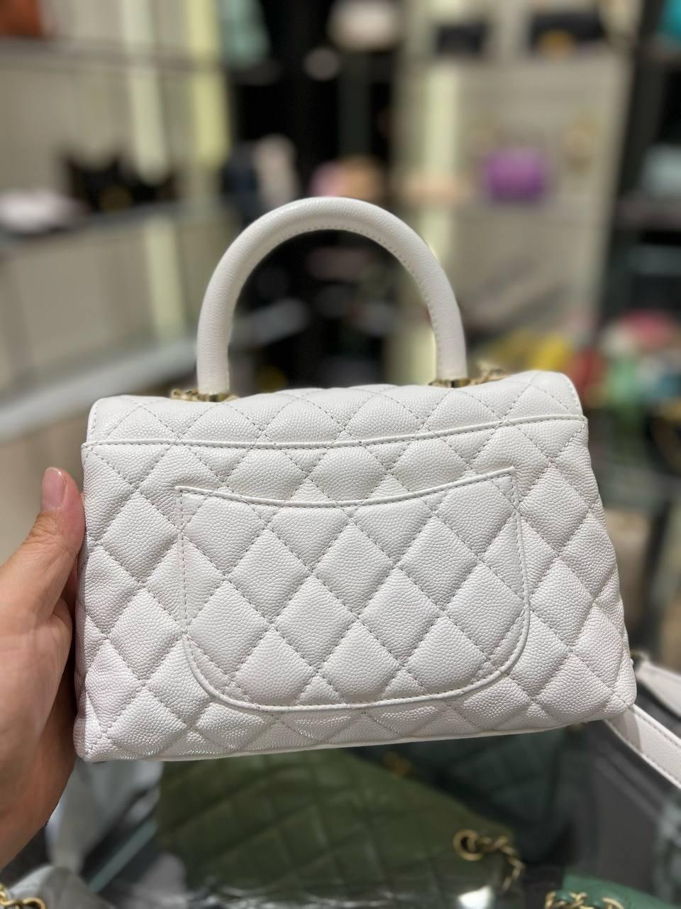 Chanel Küçük 24cm Coco Saplı Kapak Beyaz Havyar Deri Çanta - Glimmer of Luxury