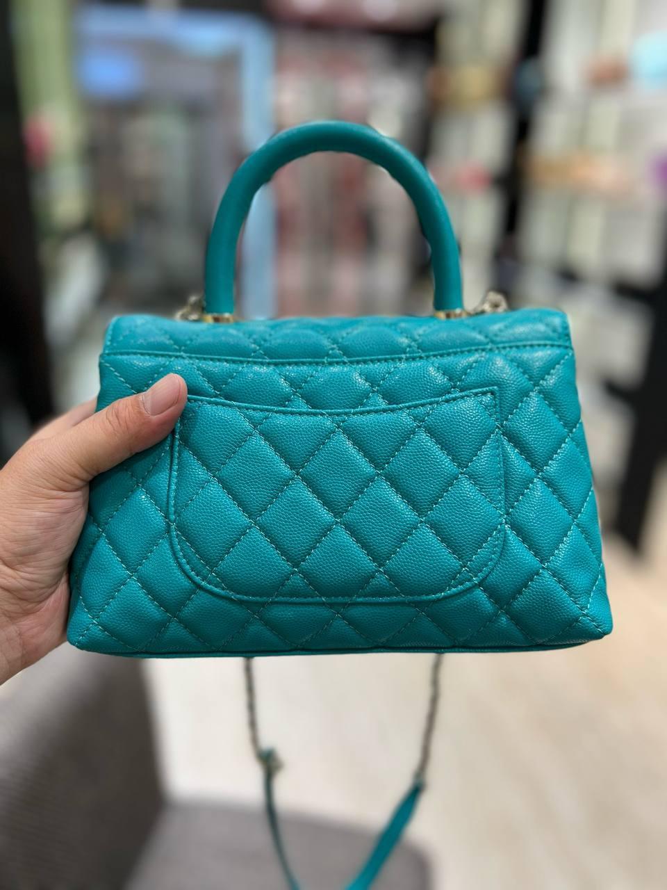 Chanel Küçük 24cm Coco Saplı Kapak Denizkızı Mavisi Havyar Deri Çanta - Glimmer of Luxury