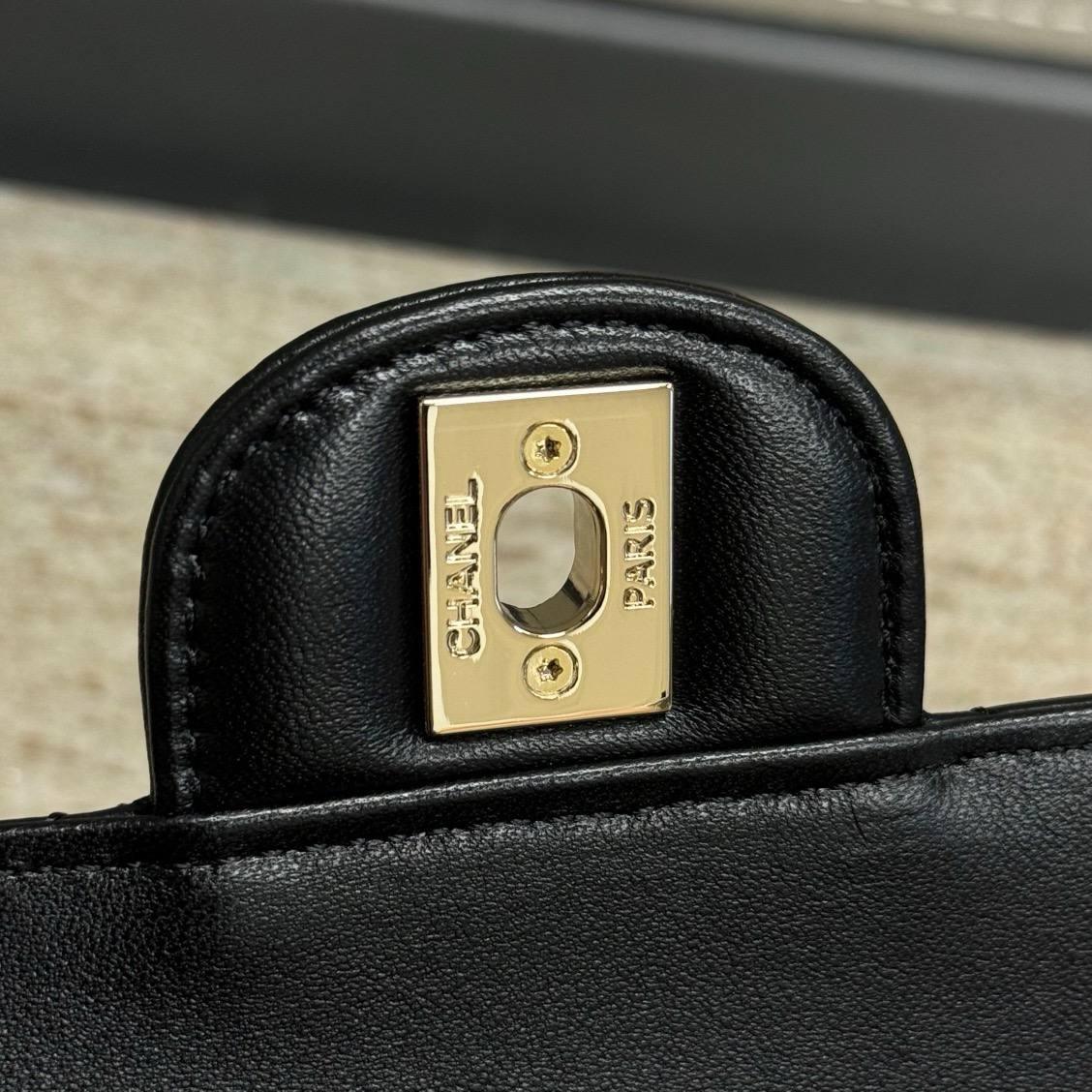 Chanel 23A Mini Dikdörtgen Kapaklı Kristal Üst Saplı Siyah Kuzu Derisi ve LGHW - Glimmer of Luxury