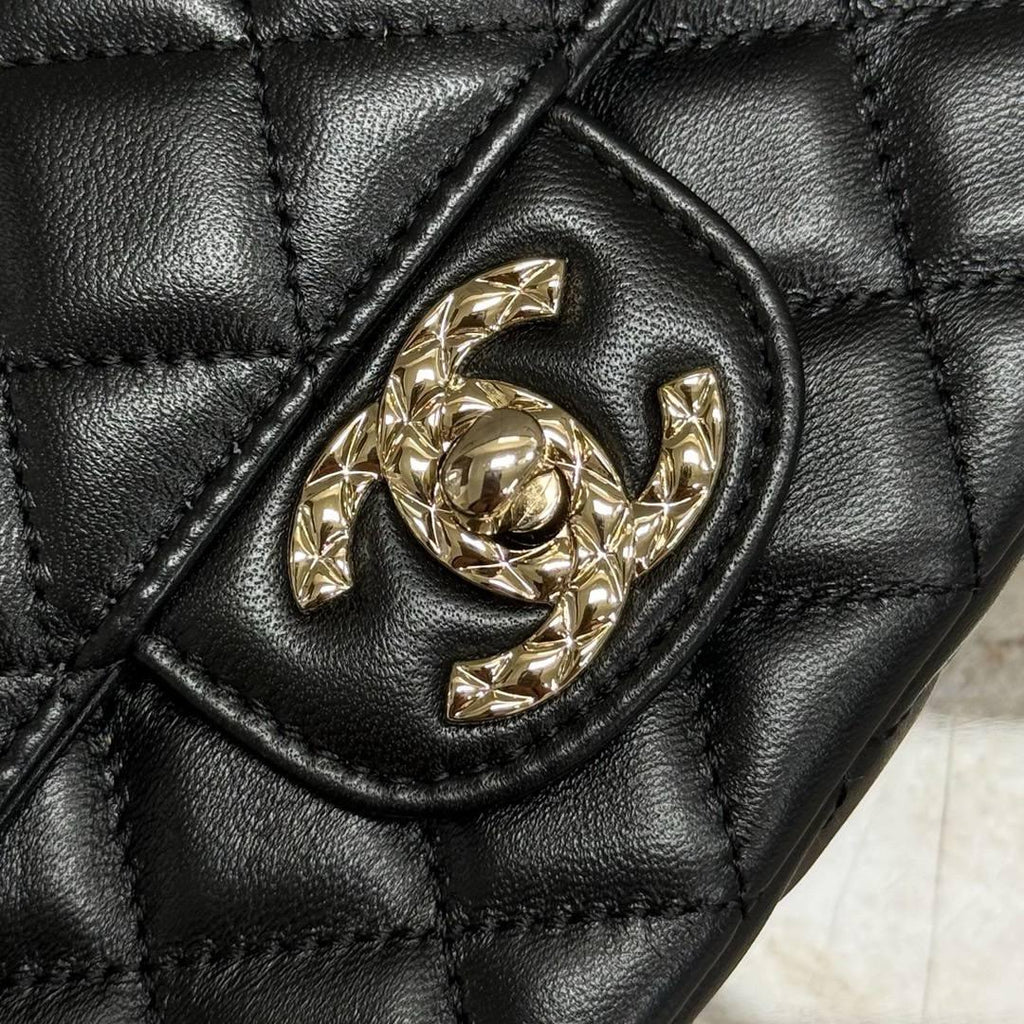 Chanel 23A Mini Dikdörtgen Kapaklı Kristal Üst Saplı Siyah Kuzu Derisi ve LGHW - Glimmer of Luxury