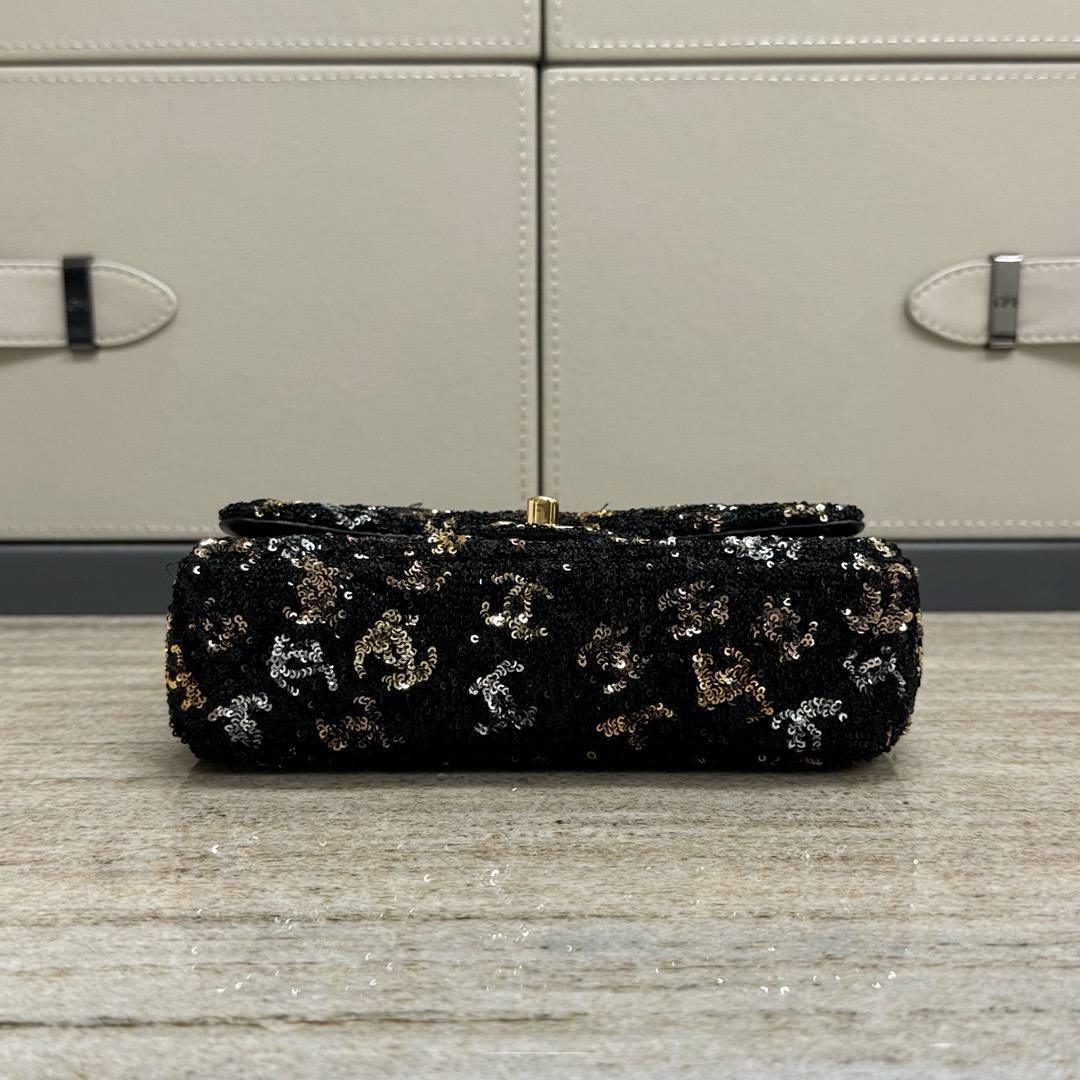 Chanel Sequin Logo Küçük Kapaklı Çanta Açık Altın Donanım - Glimmer of Luxury