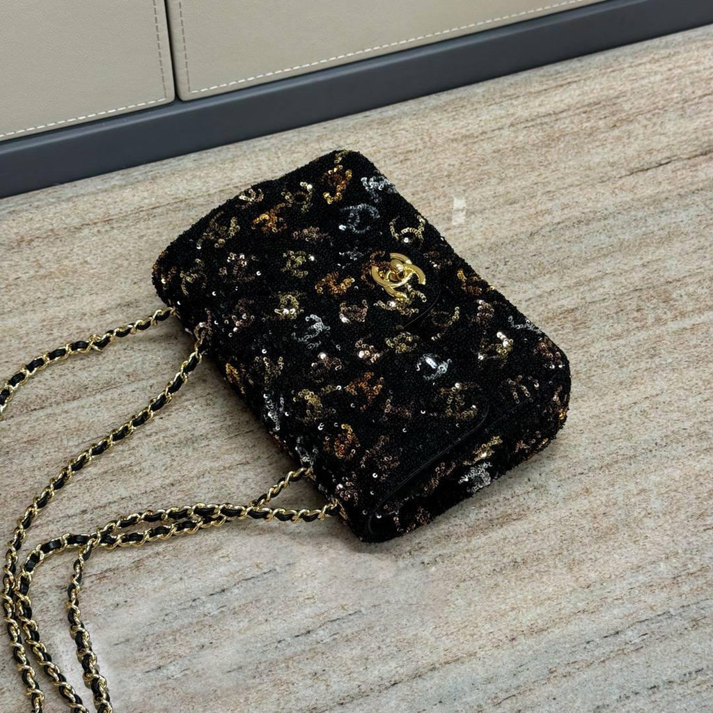 Chanel Sequin Logo Küçük Kapaklı Çanta Açık Altın Donanım - Glimmer of Luxury