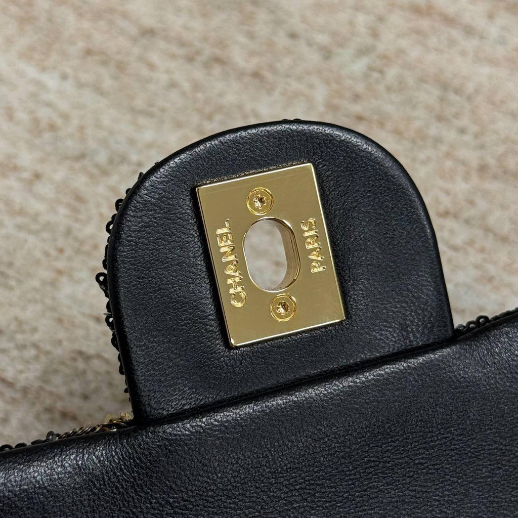 Chanel Sequin Logo Küçük Kapaklı Çanta Açık Altın Donanım - Glimmer of Luxury