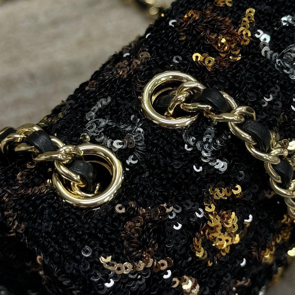 Chanel Sequin Logo Küçük Kapaklı Çanta Açık Altın Donanım - Glimmer of Luxury