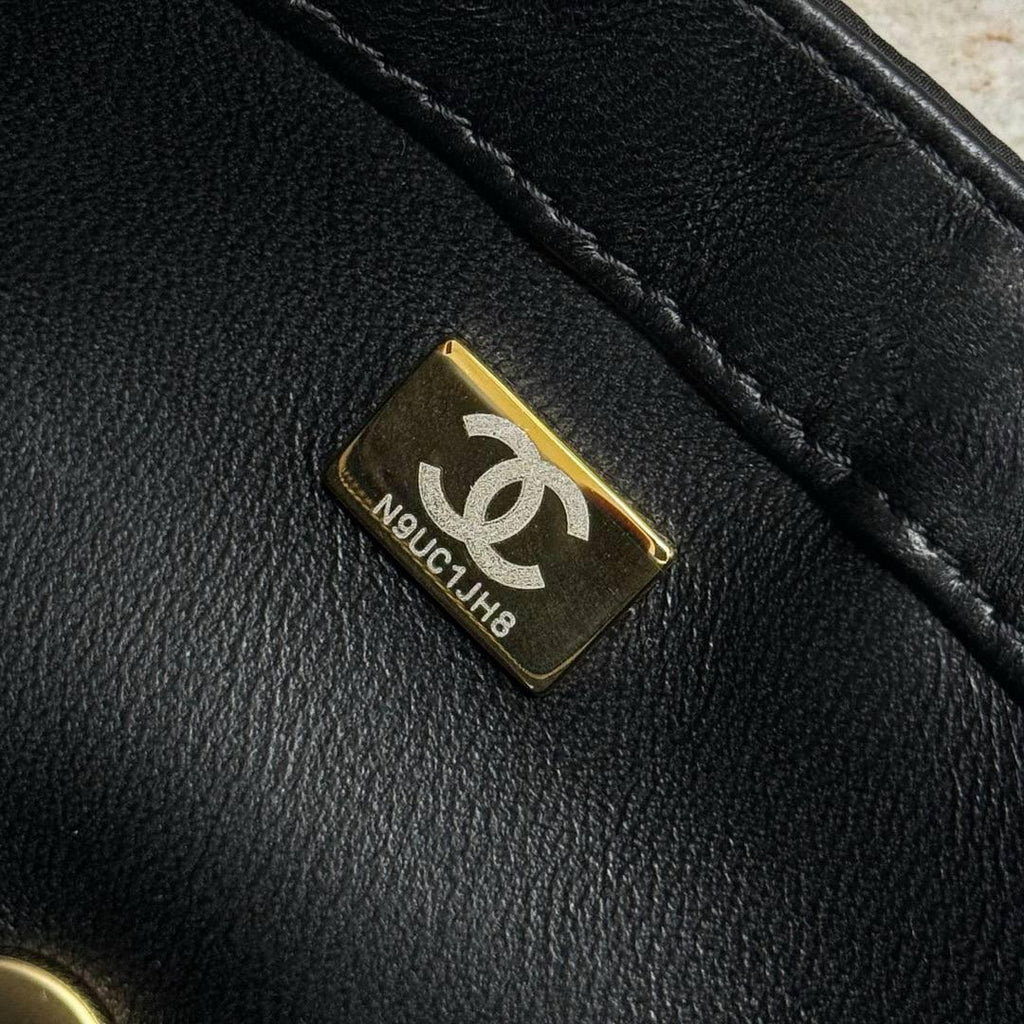 Chanel Sequin Logo Küçük Kapaklı Çanta Açık Altın Donanım - Glimmer of Luxury