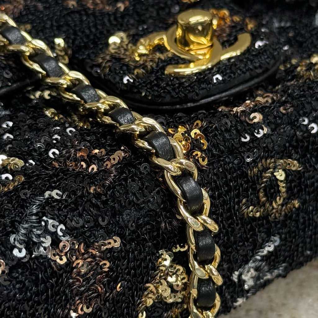 Chanel Sequin Logo Küçük Kapaklı Çanta Açık Altın Donanım - Glimmer of Luxury