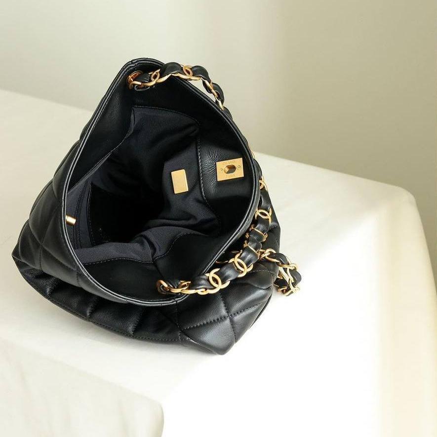 Chanel 24P Hidden Edition Hobo Çanta - Glimmer of Luxury