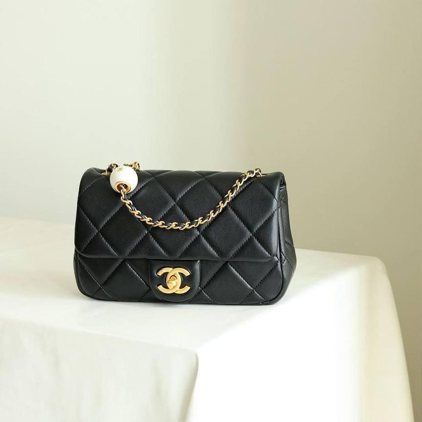 Chanel 24S Yeni Siyah Kapitone Kuzu Derisi Küçük Kapaklı Çanta Altın CC Maxi İnci S Crush - Glimmer of Luxury