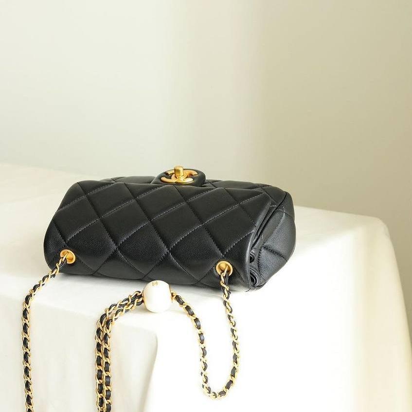 Chanel 24S Yeni Siyah Kapitone Kuzu Derisi Küçük Kapaklı Çanta Altın CC Maxi İnci S Crush - Glimmer of Luxury