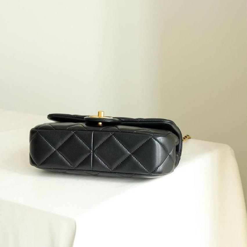 Chanel 24S Yeni Siyah Kapitone Kuzu Derisi Küçük Kapaklı Çanta Altın CC Maxi İnci S Crush - Glimmer of Luxury