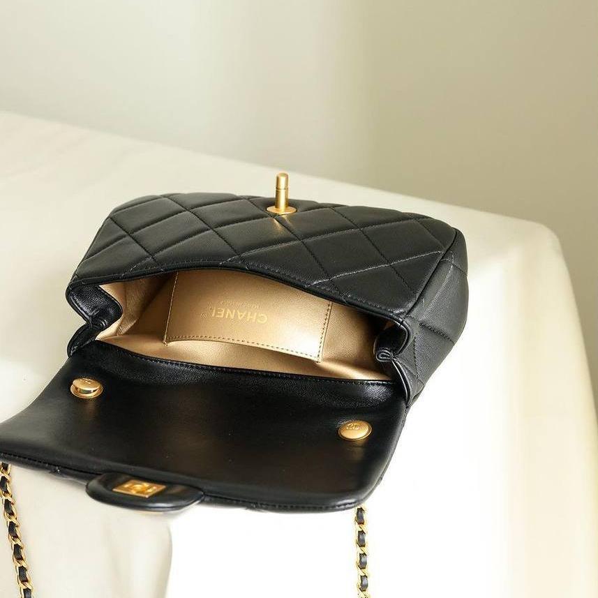 Chanel 24S Yeni Siyah Kapitone Kuzu Derisi Küçük Kapaklı Çanta Altın CC Maxi İnci S Crush - Glimmer of Luxury