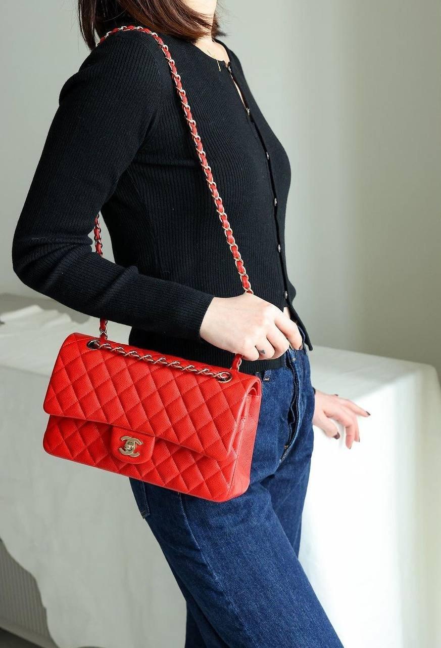 Chanel Klasik Orta Kırmızı Havyar Çanta - Glimmer of Luxury