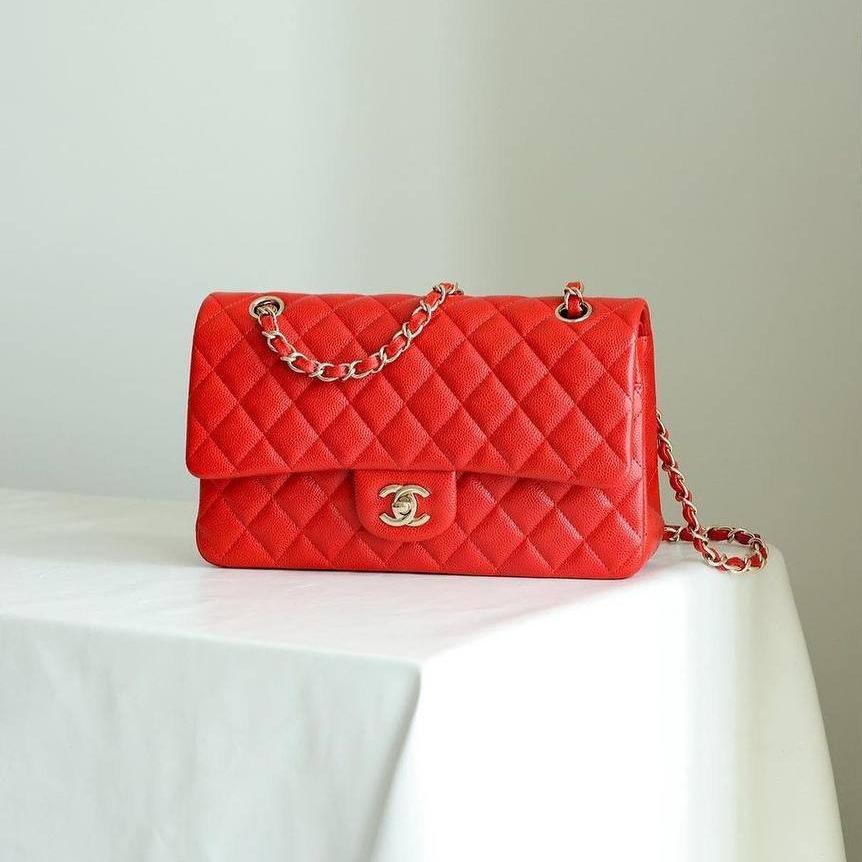 Chanel Klasik Orta Kırmızı Havyar Çanta - Glimmer of Luxury