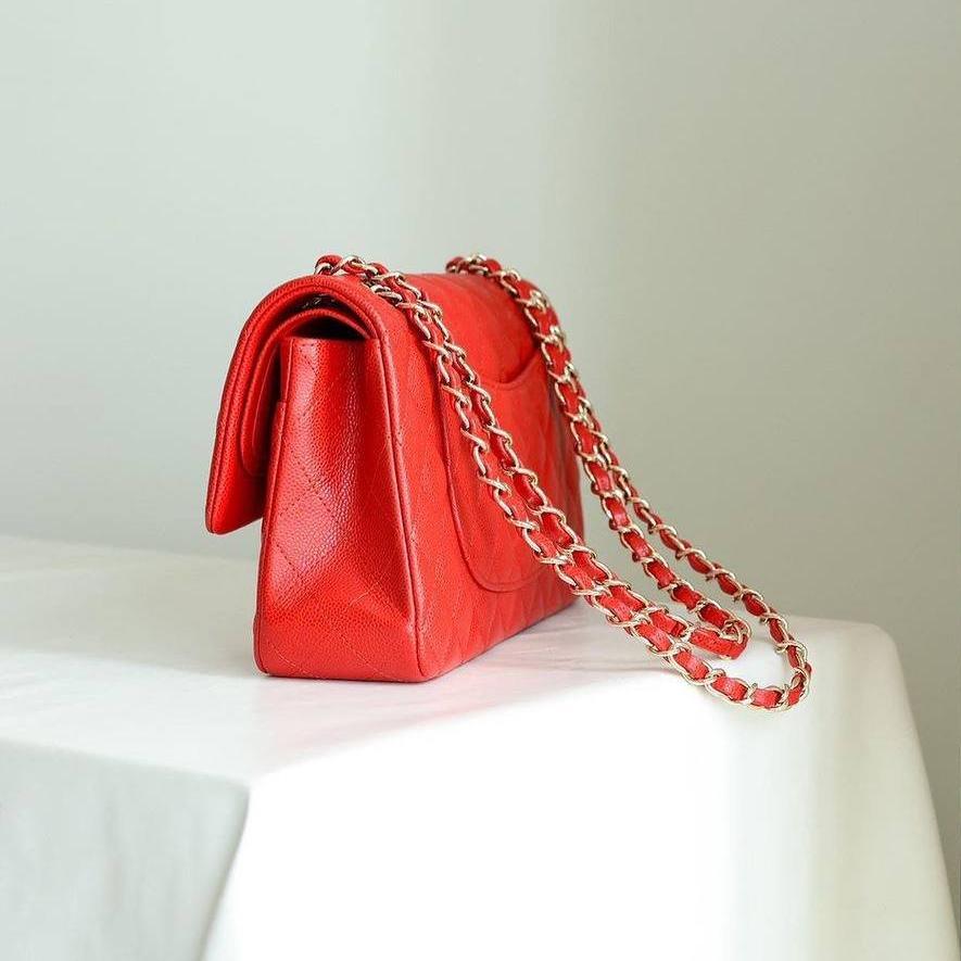 Chanel Klasik Orta Kırmızı Havyar Çanta - Glimmer of Luxury