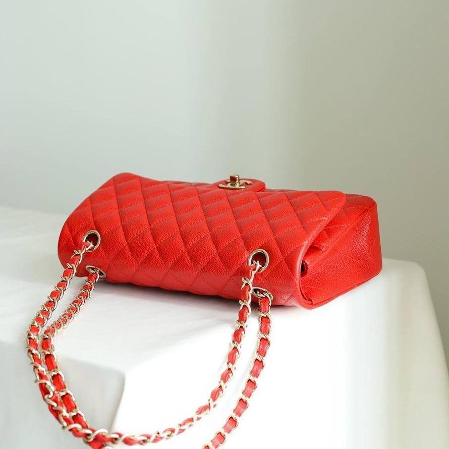 Chanel Klasik Orta Kırmızı Havyar Çanta - Glimmer of Luxury